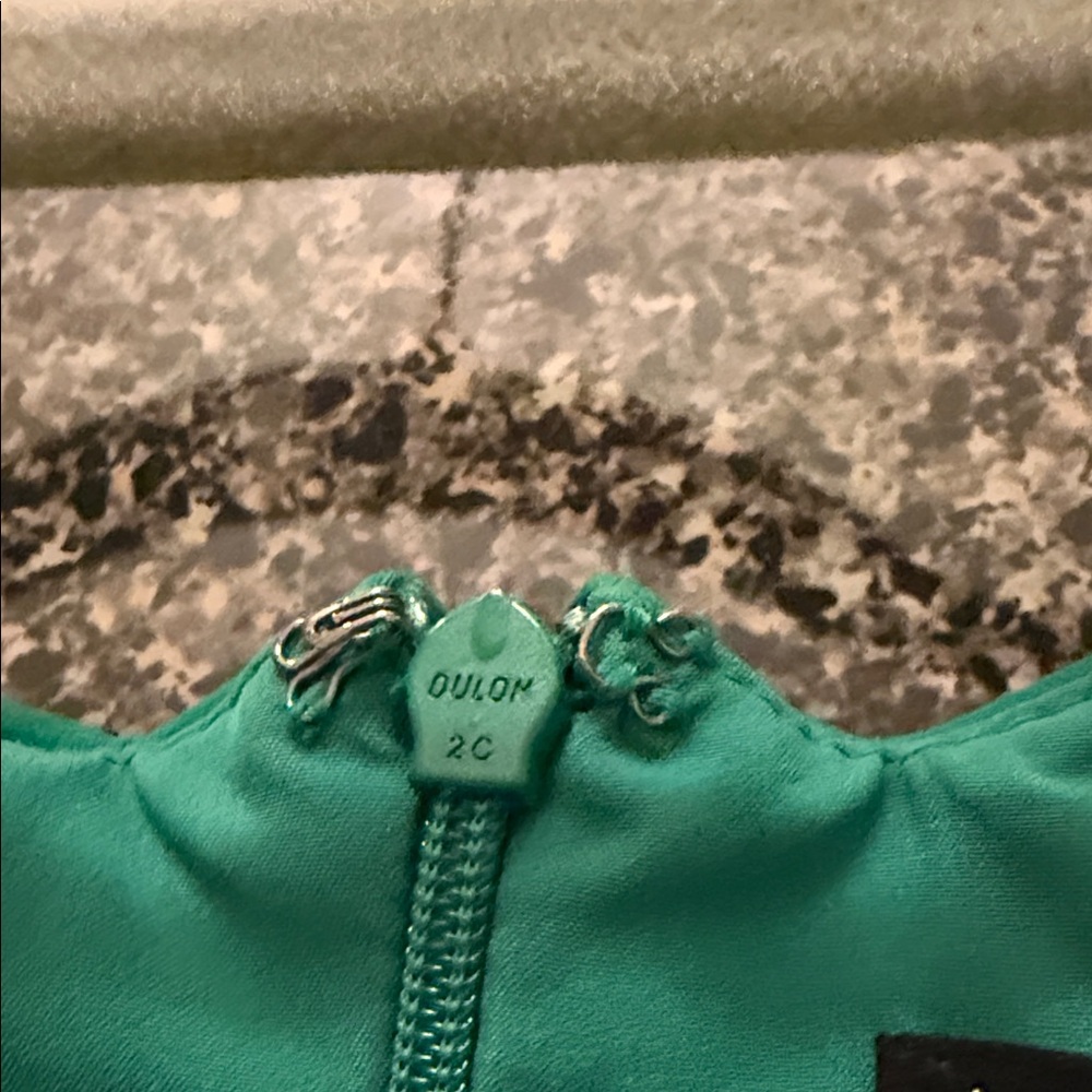 Green Shift Dress with lovely scalloped neckline. - Picture 8 of 10